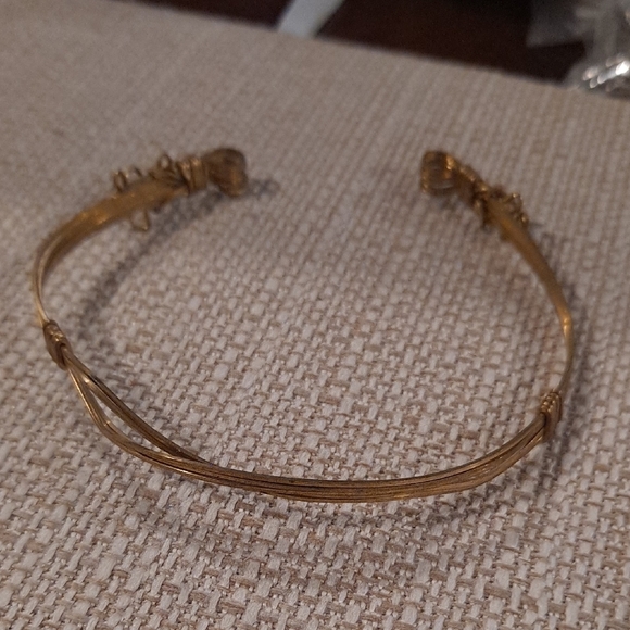 Elegant Gold Women's Bracelet - Picture 1 of 3